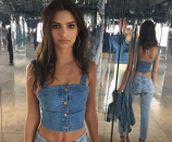 <p>Emily Ratajkowski setzte beim Coachella Festival auf Denim von Kopf bis Fuß. Sie beweist mit ihrem Outfit, dass mehr Stoff verdammt verführerisch aussehen kann. Top! (Foto: Instagram/Emrata) </p>