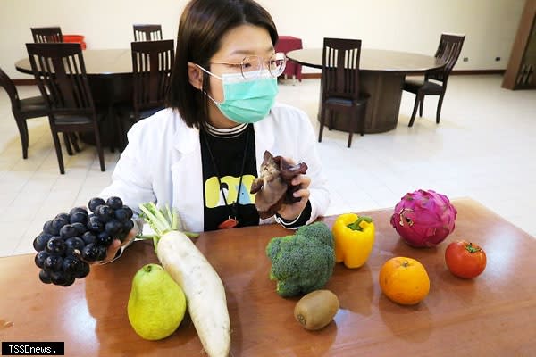 陳婦喜歡每餐吃吐司配豆腐乳，家人順從她，長期營養不均衡，可能是造成維生素B1缺乏的原因。（記者方一成攝）