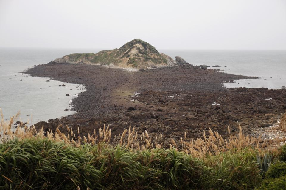 退潮時分，東莒島與犀牛嶼之間的礁石裸露，黃昏時間，常見村民在此撿拾螺貝，讓Jen覺得風景美得像幅畫。   圖：Jen攝影/提供