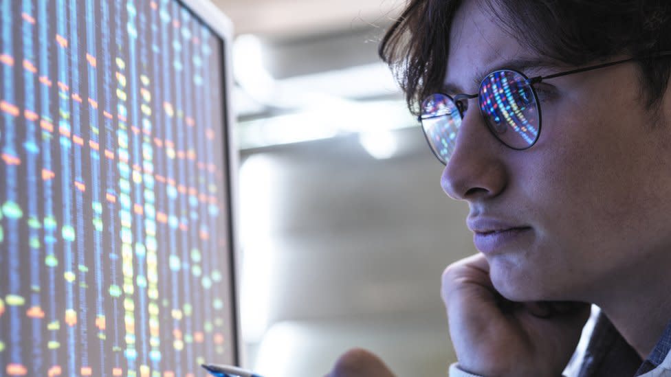 Un jóven mirando información en el computador