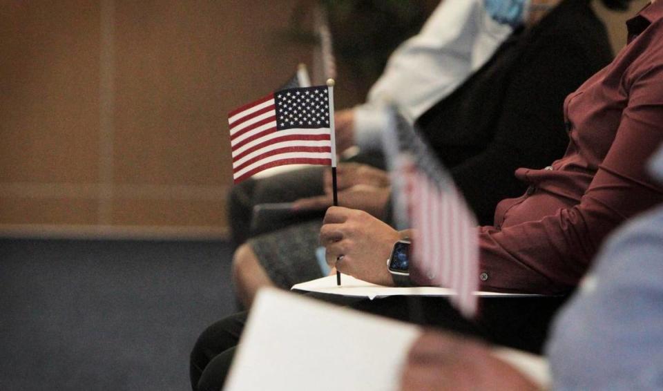 Un grupo de inmigrantes espera llamada para obtener el certificado de naturalización en una ceremonia en West Kendall, en junio del 2020. Muchas personas que cumplen los requisitos para obtener la ciudadanía, pero no tienen dinero para la solicitud, pueden solicitar un préstamo a bajo interés en One Percent for America.