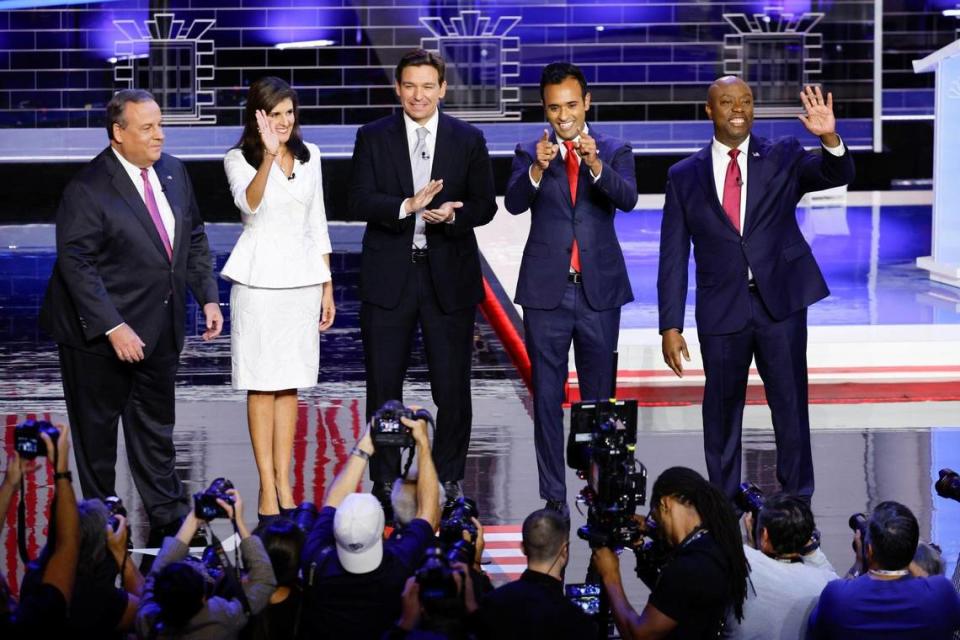 Los candidatos llegan al tercer debate de las primarias presidenciales republicanas en el Adrienne Arsht Center for the Performing Arts of Miami-Dade County, el miércoles 8 de noviembre de 2023, en el downtown de Miami, Florida. De izquierda a derecha, el ex gobernador de Nueva Jersey Chris Christie, la ex embajadora ante la ONU Nikki Haley, el gobernador de la Florida Ron DeSantis, el empresario Vivek Ramaswamy y el senador Tim Scott de Carolina del Sur.