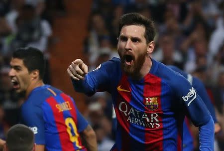 Lionel Messi festeja tras anotar el tercer gol del Barcelona frente al Real Madrid por la liga española de fútbol en el estadio Santiago Bernabéu, Madrid, España, 23 de abril de 2017. El Barcelona venció el domingo al Real Madrid en un partido vibrante que resolvió el delantero argentino Lionel Messi con un gol en el último minuto del partido, y que le permite a los catalanes volver a ilusionarse con el título de Liga. Reuters / Stringer Livepic