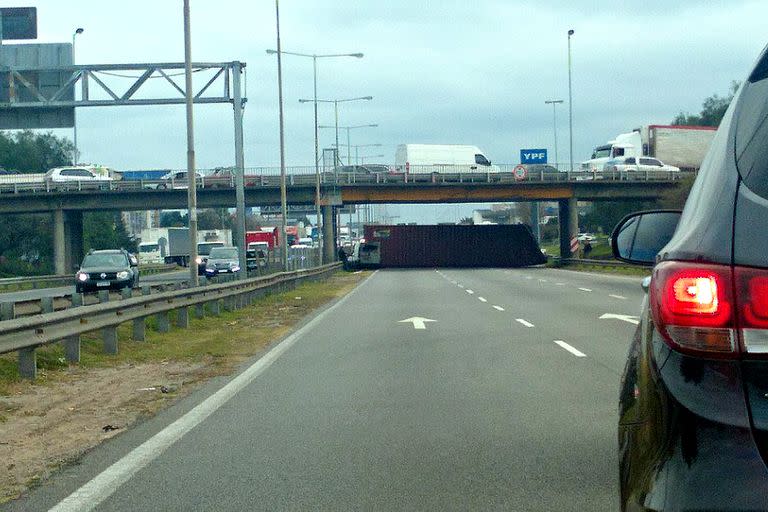 Un camión con un container volcó en el Ramal Pilar de la Panamericana, en el km 36 con sentido a provincia