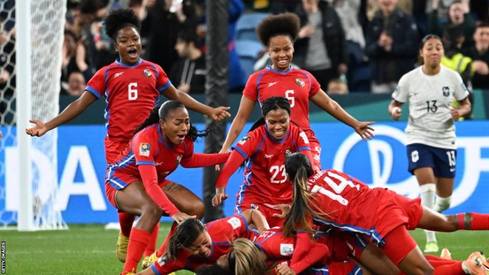 Panama players celebrate after Marta Cox scores their first goal of the tournament against France