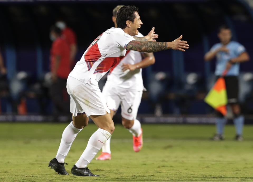 Gianluca Lapadula, de Perú, festeja luego de conseguir el segundo tanto de su equipo ante Paraguay, durante un partido de la Copa América, realizado el viernes 2 de julio de 2021, en Goiania, Brasil (AP Foto/Eraldo Peres)