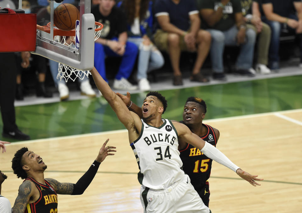 Giannis Antetokounmpo（出手者）領軍獵鷹。（Photo by Patrick McDermott/Getty Images）