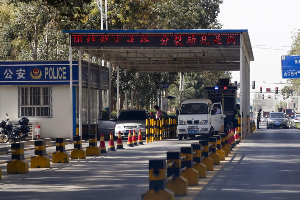 中國政府以「反恐」的名義在新疆實施大規模監控，區內設有多個檢查站，紀錄市民、車輛的位置行蹤。美聯社圖片