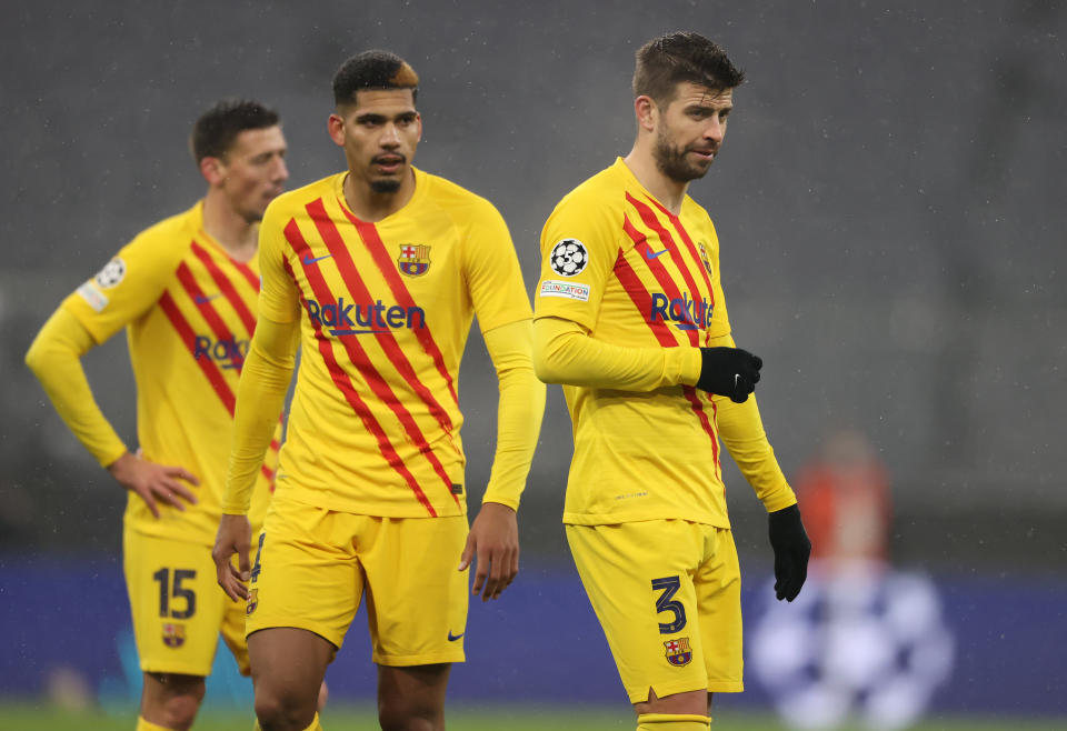 Los jugadores del Barcelona se lamentan tras caer eliminados de la Champions League al perder 3-0 frente al Bayern de Múnich. (Foto: Alexander Hassenstein / Getty Images).