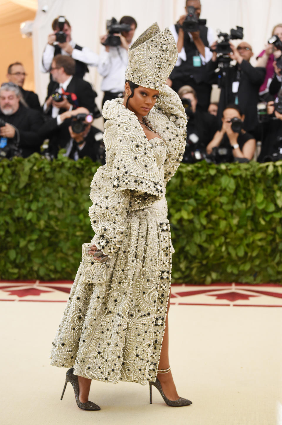 Auch Rihanna hielt sich an das sakrale Motto – und erschien im freizügigen Papst-Outfit. (Bild: Getty Images)