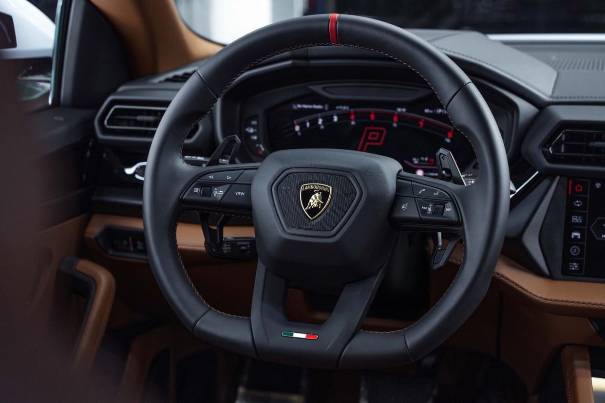 2025 lamborghini urus se interior