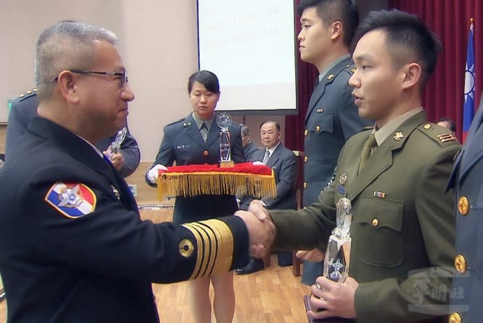 國防大學管理學院105週年院慶活動17日舉辦，國防部副參謀總長兼執行官蒲澤春上將應邀出席，並頒獎表揚績優人員。（軍聞社記者吳柏融攝）