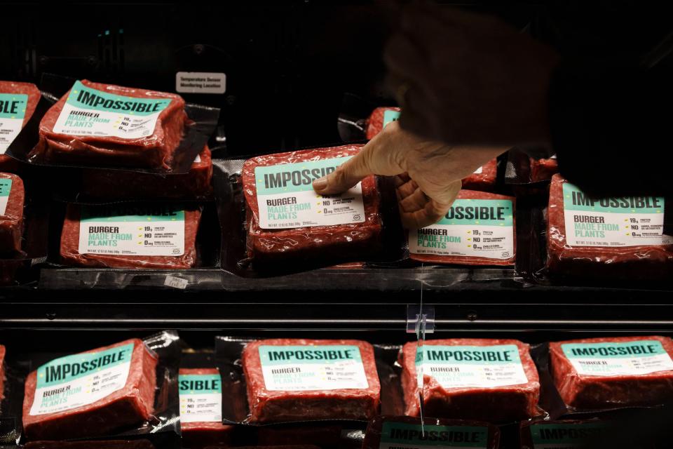 Producto de imitación de carne de la empresa Impossible Foods en un supermercado. Foto: Bloomberg. 