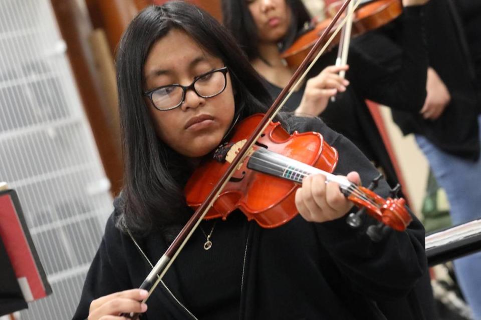 Orosi High School Mariachi Cardenal violin player during the mariachi class on Wednesday, March 15, 2023. María G. Ortiz-Briones/mortizbriones@vidaenelvalle.com