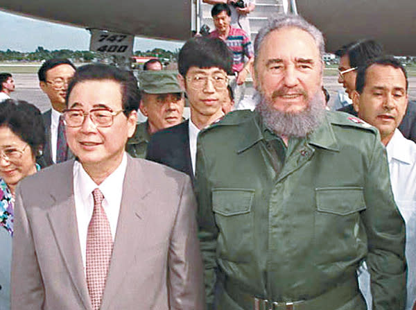 李鵬當年訪問古巴受到卡斯特羅歡迎。（法新社圖片）