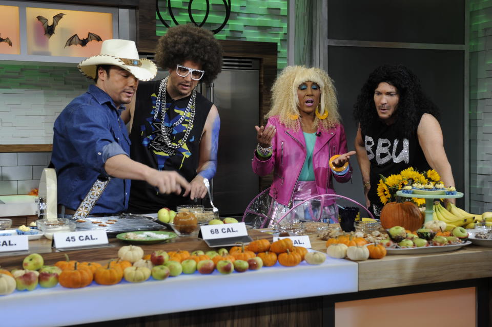 The "GMA" gang tastes delicious Halloween treats, baked by none other than Brad Paisley aka Rocco Dispirito.