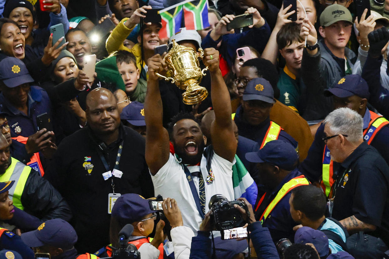 Le capitaine sud-africain Siya Kolisi a mis l’ambiance à l’aéroport de Johannesburg pour le retour au pays des Springboks.