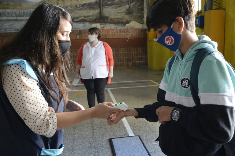 Los médicos dicen que no hay razones para creer que esta variante sea más severa que las anteriores versiones del coronavirus, pero sí más contagiosa