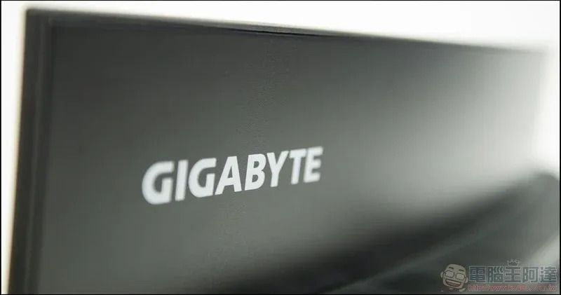 GIGABYTE G32QC 曲面電競螢幕開箱