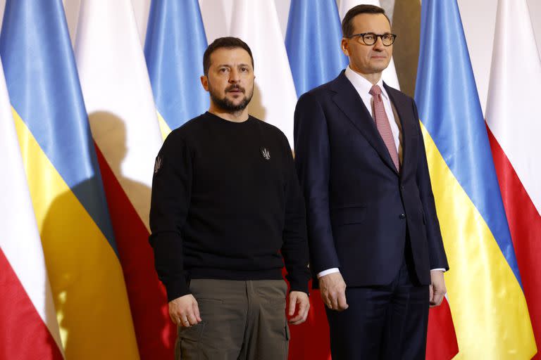 El primer ministro de Polonia, Mateusz Morawiecki, a la derecha, da la bienvenida al presidente ucraniano, Volodymyr Zelenskyy, mientras se reúnen en Varsovia, Polonia, el 5 de abril de 2023