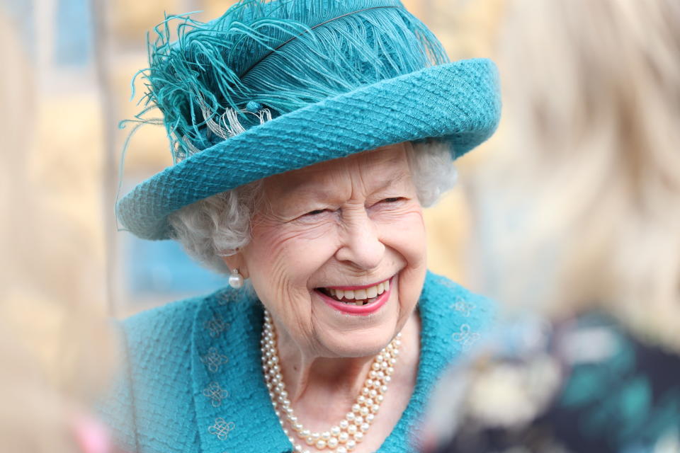 MANCHESTER, ENGLAND - JULY 08: Queen Elizabeth II visits the set of the long running television series Coronation Street, on July 8, 2021 in Manchester, England. (Photo by Scott Heppell - WPA Pool/Getty Images))