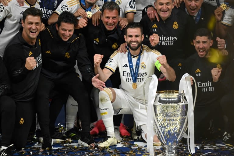 Nacho posa con la Copa de Europa junto a miembros del equipo técnico del Real Madrid tras vencer al Borussia Dortmund en la final de la última Liga de Campeones, el 1 de junio de 2024 en el estadio de Wembley, en Londres (Paul Ellis)