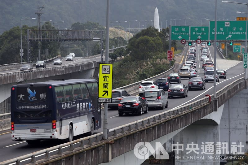 國道5號初一至初三南向、初三至初五北向的行車時間約平日5到7倍。(檔案照)