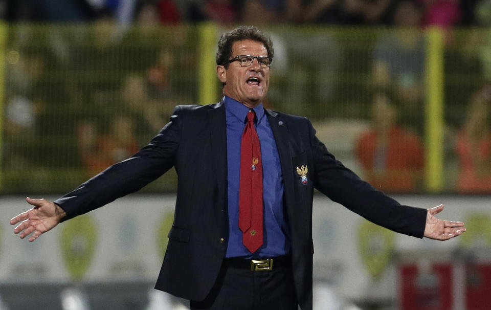 El técnico de la selección de Rusia, Fabio Capello, grita durante un partido amistoso contra Corea del Sur el 19 de noviembre de 2013 en Dubai. (AP Photo/Hassan Ammar, File)