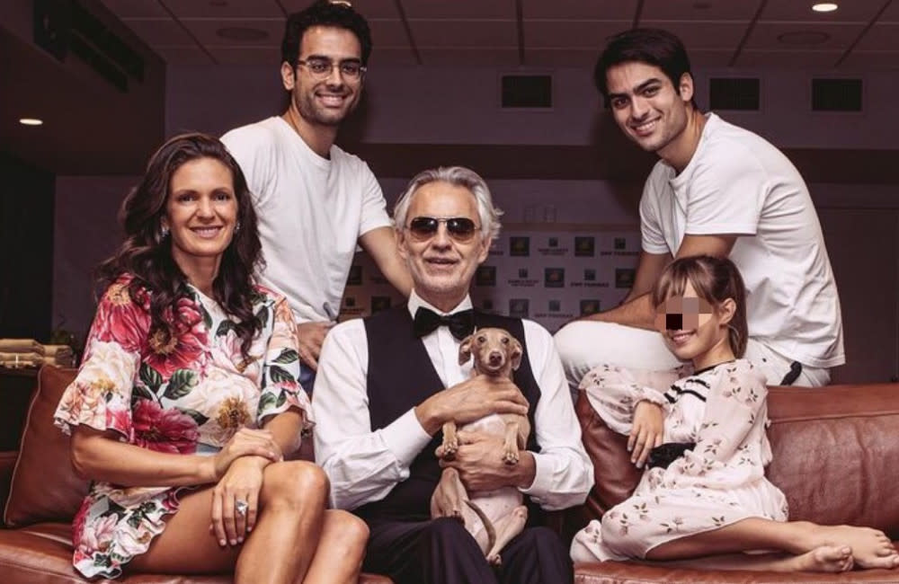 Andrea Bocelli und seine Familie credit:Bang Showbiz