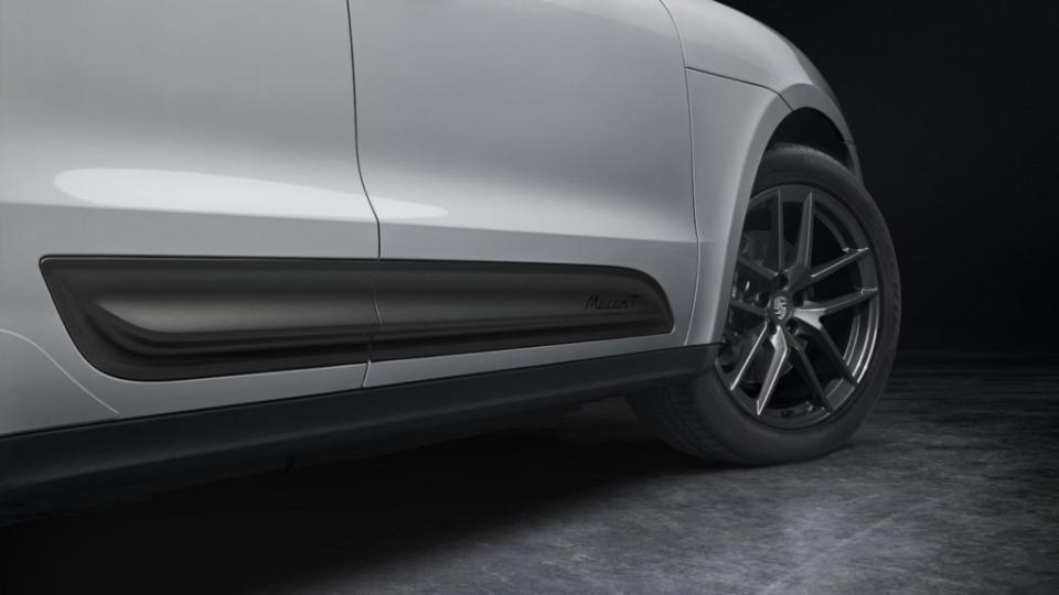 20吋深鈦灰色Macan S式樣輪圈為Macan T標準配備。(圖片來源/ Porsche)