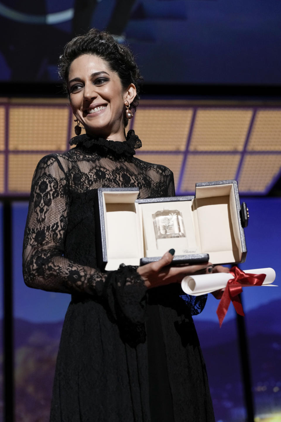 Zahra Amir Ebrahimi recibe el premio a la mejor actriz en el Festival de Cine de Cannes, por "Holy Spider", el sábado 28 de mayo de 2022 en Cannes, Francia. (Foto por Joel C Ryan/Invision/AP)