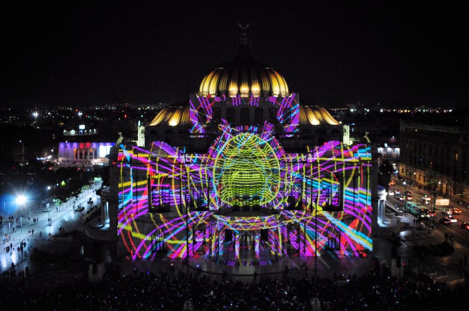 <p>CIUDAD DE MÉXICO, 16NOVIEMBRE2017.- Fue inaugurado el Festival Internacional de las Luces (FILUX) en diversas sedes del centro histórico. Durante 4 noches, las personas que visiten la ciudad podrán disfrutar proyecciones, esculturas, mapping e instalaciones en un horario de 16 a 23 horas.<br> FOTO: DIEGO SIMÓN SÁNCHEZ / CUARTOSCURO.COM </p>