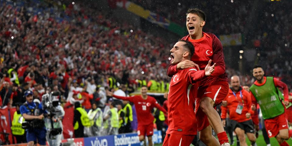 Türkei-Stürmer Kerem Akturkoglu feiert sein Tor gegen Georgien mit seinen Kollegen vor den euphorisierten Fans seiner Mannschaft<span class="copyright">AFP via Getty Images</span>