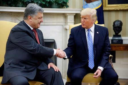 U.S. President Donald Trump shakes hands with Ukraine's President Petro Poroshenko in the Oval Office at the White House in Washington, U.S. June 20, 2017. REUTERS/Jonathan Ernst