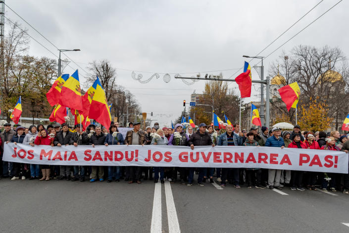 Several thousand protesters, holding Moldovan flags and a banner saying: Jos Maia Sandu! Jos Guvernarea Pas!  