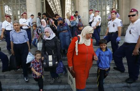 Migrants leave the main Eastern Railway station in Budapest, Hungary, September 1, 2015. REUTERS/Laszlo Balogh