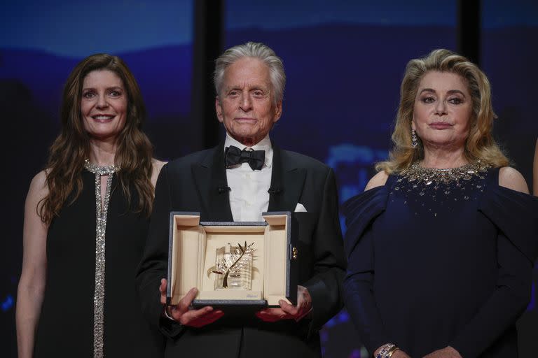 Michael Douglas recibió la Palma Honorífica a la trayectoria de manos de Chiara Mastorianni y Catherine Deneuve