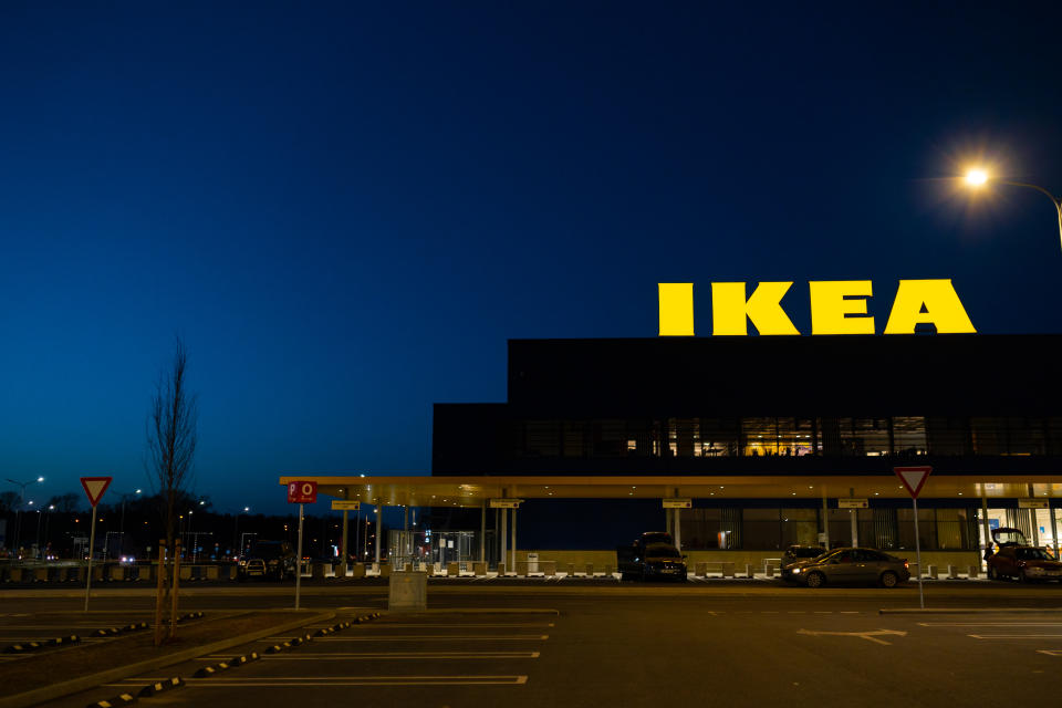 IKEA-Filiale bei Nacht.