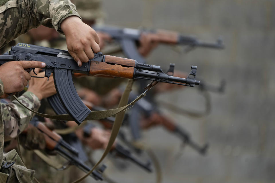 Ukrainian volunteer military recruits take part in an urban battle exercise whilst being trained by British Armed Forces at a military base in Southern England, Monday, Aug. 15, 2022. MOD and British Army as the UK Armed Forces continue to deliver international training of Ukrainian Armed Forces recruits in the United Kingdom.(AP Photo/Frank Augstein)