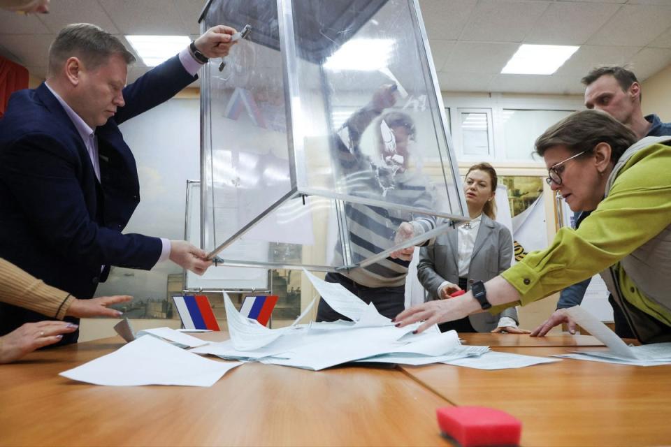 Votes being counted in Saint Petersburg (REUTERS)