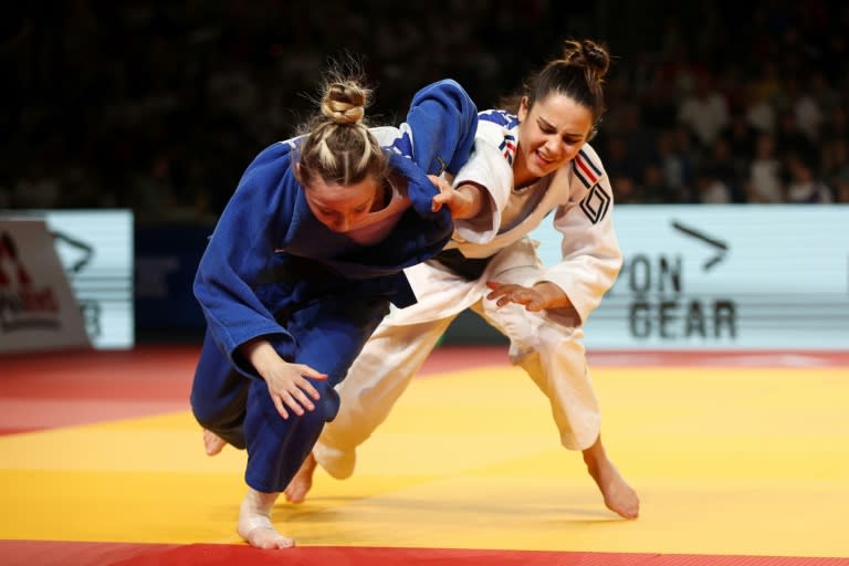 La Française Blandine Pont (d) contre la Russe Kristina Dudina en finale des -48 kg des Championnats d'Europe de judo, le 25 avril 2024 à Zagreb (Damir SENCAR)