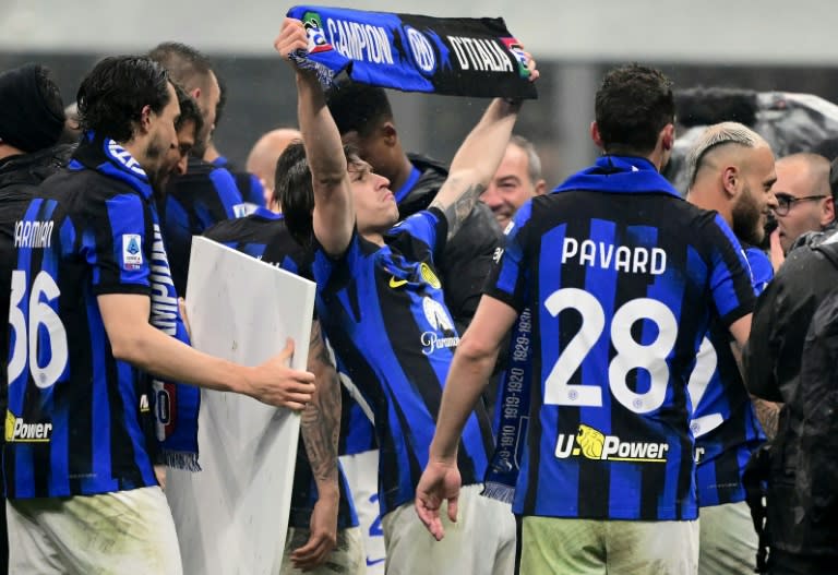 Nicolo Barella (C) celebrates winning the 2024 Serie A title with <a class="link " href="https://sports.yahoo.com/soccer/teams/inter/" data-i13n="sec:content-canvas;subsec:anchor_text;elm:context_link" data-ylk="slk:Inter Milan;sec:content-canvas;subsec:anchor_text;elm:context_link;itc:0">Inter Milan</a> on April 22 (Marco BERTORELLO)