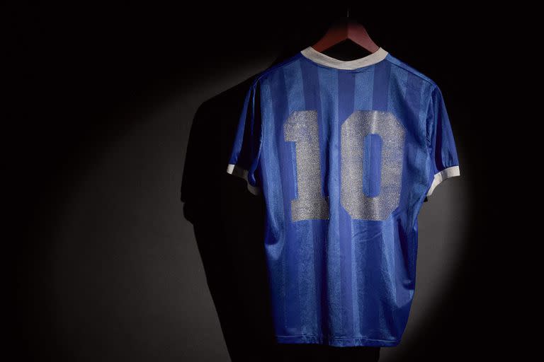 Esta foto sin fecha, cortesía de Sotheby's, muestra la camiseta del partido de la Copa Mundial de la FIFA 1986 del futbolista argentino Diego Maradona, que vestía cuando marcó el gol de la "Mano de Dios". - La camiseta que usó Diego Maradona cuando marcó dos goles contra Inglaterra en la Copa del Mundo de 1986, incluido el infame gol de la "mano de Dios", se subastará a fines de este mes, anunció Sotheby's el 6 de abril de 2022. (Foto de Sotheby's / AFP)