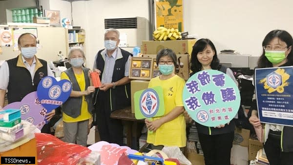 台電台北市區營業處處長朱榮貴(左三)前往台北市恩加貧困家庭協會捐助禮盒及慰問金。