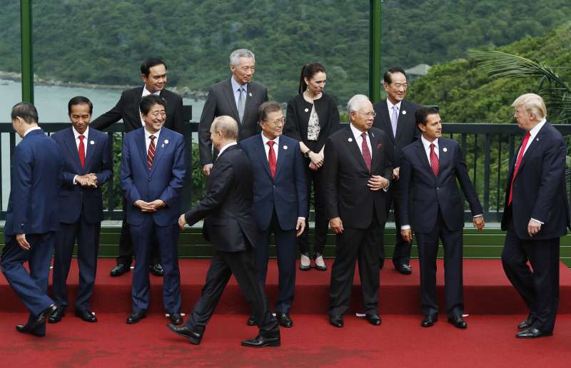 親民黨主席宋楚瑜（右3）代表台灣出席2017年APEC峰會，與各國領導人互動（AP）