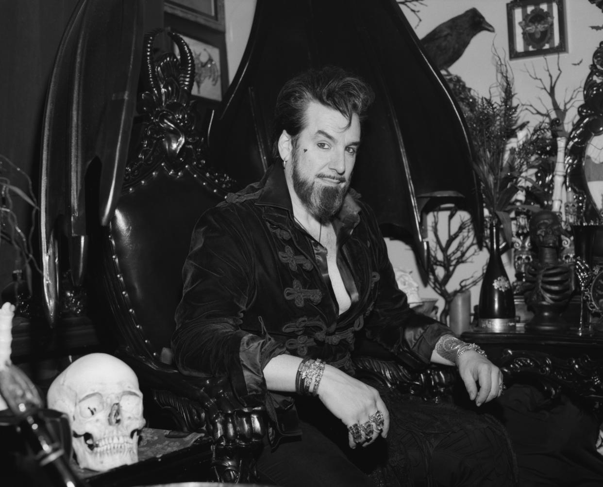 Aurelio Voltaire, cuya popular serie de YouTube "Gothic Homemaking" lo ha convertido en un gurú del estilo de vida macabra, en su casa de Manhattan, el 19 de octubre de 2022. (Olivia Crumm/The New York Times)