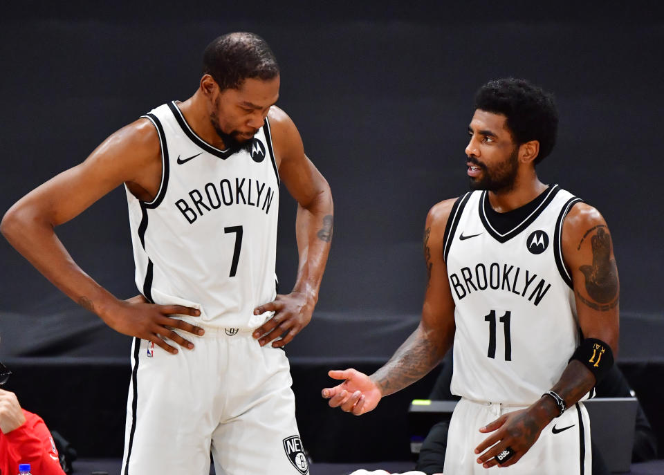 Kevin Durant（圖左）與Kyrie Irving。（Photo by Julio Aguilar/Getty Images）