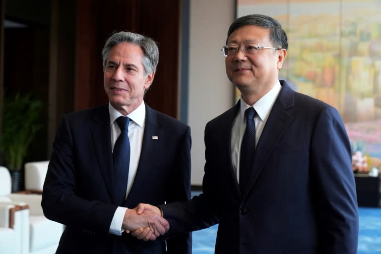 El secretario de Estado estadounidense, Antony Blinken (izq.), saluda al secretario general en Shanghái del Partido Comunista Chino, Chen Jining, el 25 de abril de 2024 (Mark Schiefelbein)