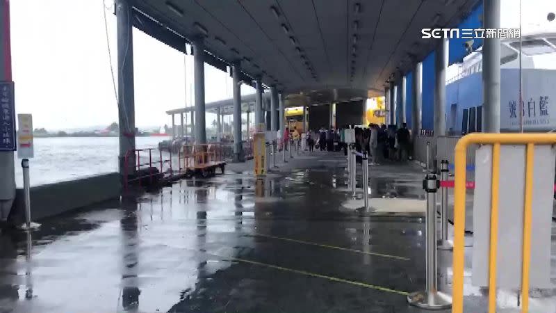 原本是大排長龍的搭船景象，受颱風外圍環流影響打亂了遊客出遊行程。