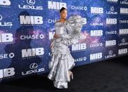 La protagonista de 'Men in Black: International' nos sorprendió al aparecer en el estreno con un vestido futurista de Rodarte. (Foto: Angela Weiss / AFP / Getty Images)